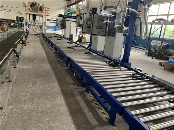 全自動直線式液體灌裝機(jī)